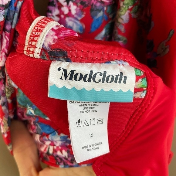 ModCloth Lauren Floral Plunge One‎ Piece Swimsuit Size 1X - Picture 8 of 10